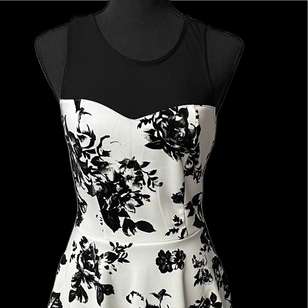 TRIXXI WHITE AND BLACK DRESS SIZE S NWOT